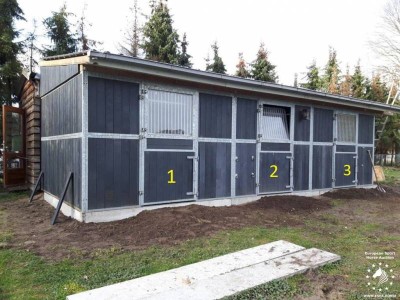 Stable with 3 boxes